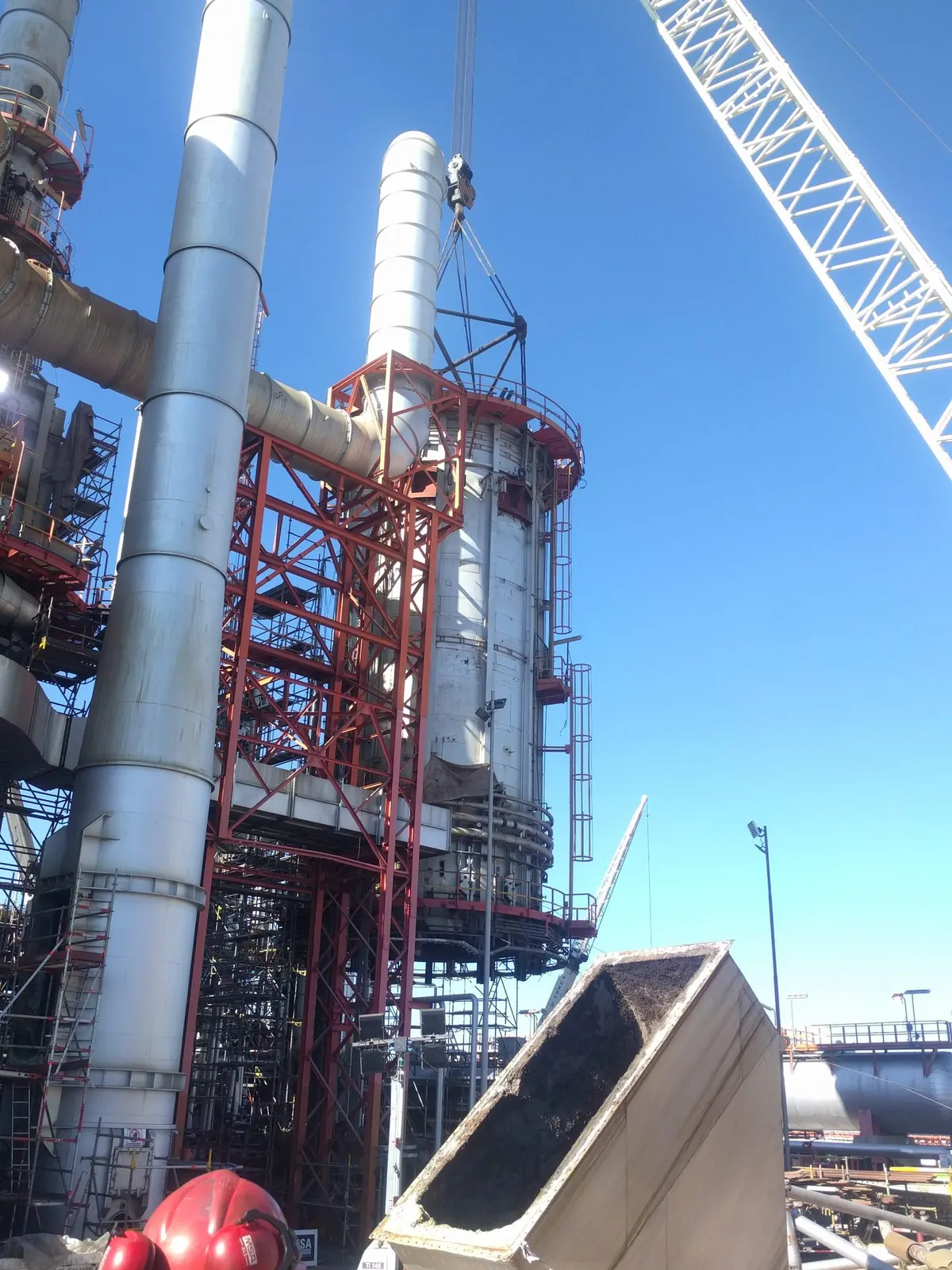Columna con estructura roja, previa al izaje